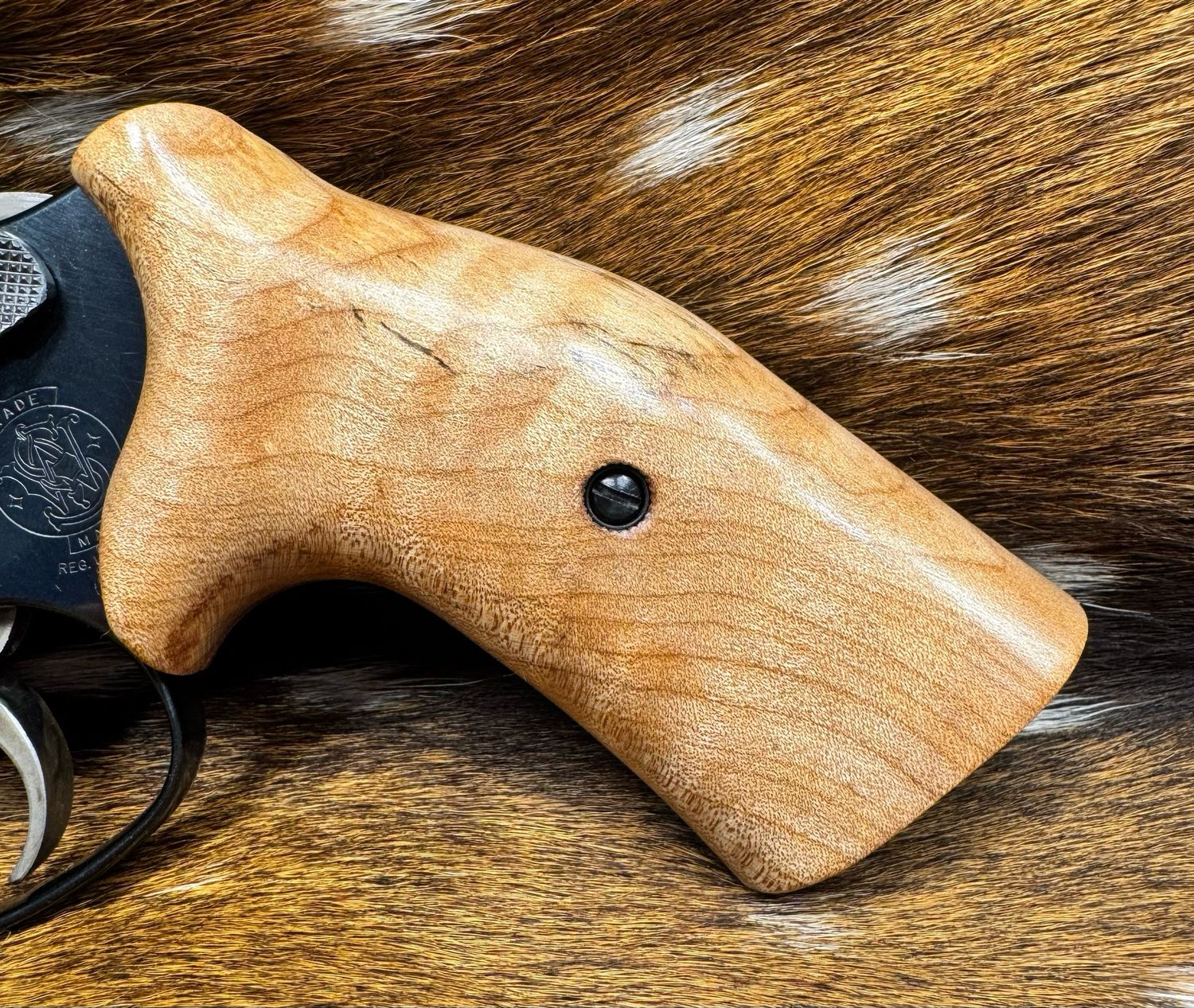 Smith & Wesson High Grade Hand Select Maple Grips (J Frame Cub Hug) Smith & Wesson High Grade Hand Select Maple Grips (J Frame Cub Hug)
