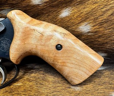 Smith & Wesson High Grade Hand Select Maple Grips (J Frame Cub Hug) Smith & Wesson High Grade Hand Select Maple Grips (J Frame Cub Hug)