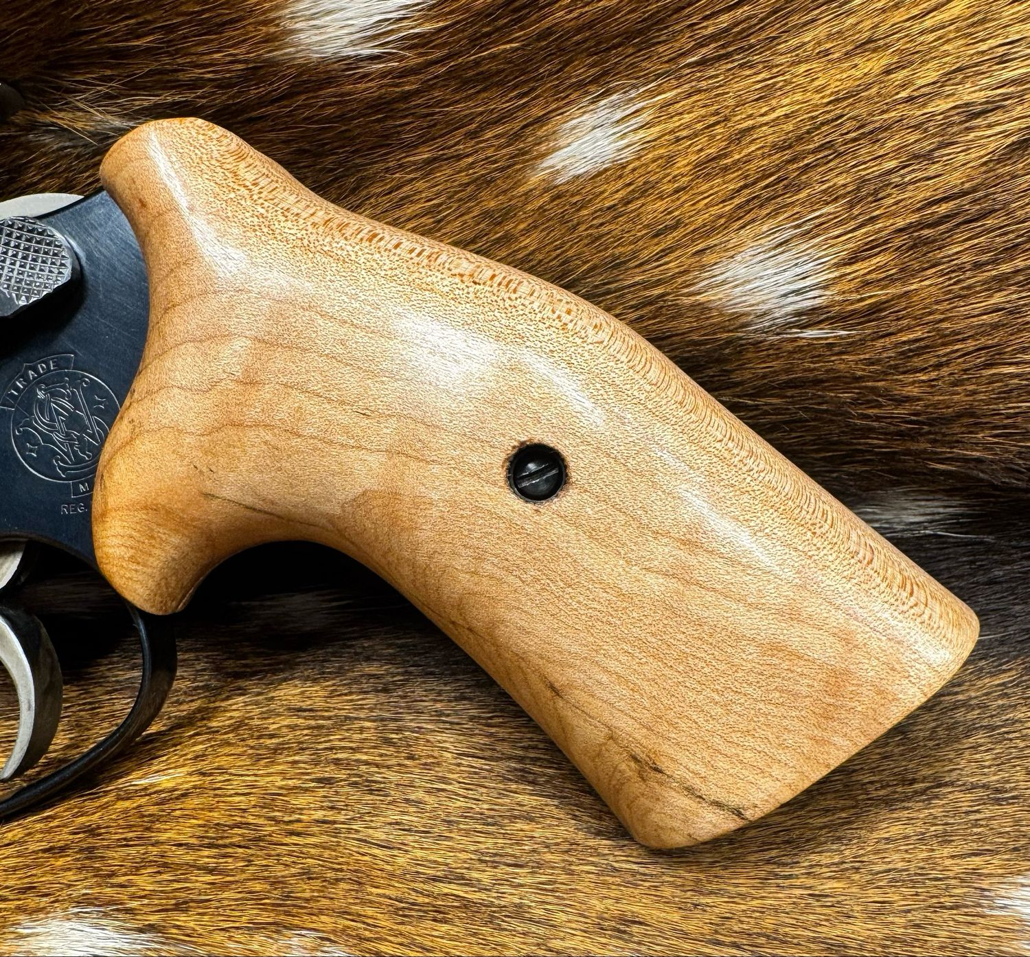 Smith & Wesson High Grade Hand Select Maple Grips (J Frame Cub Hug) Smith & Wesson High Grade Hand Select Maple Grips (J Frame Cub Hug)
