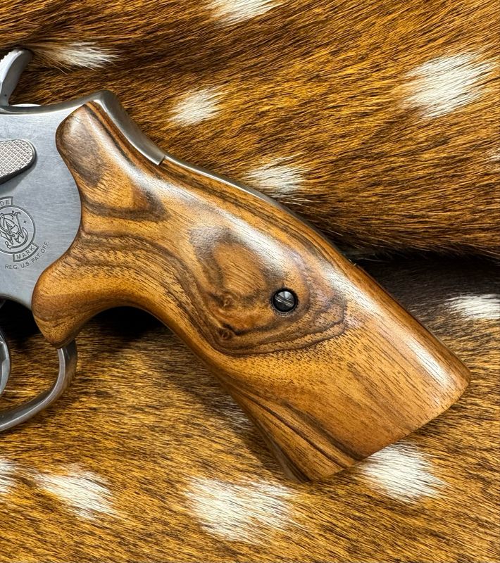 Smith & Wesson High Grade Walnut S&W Bear Hug Grips (K/L ROUND FRAME)