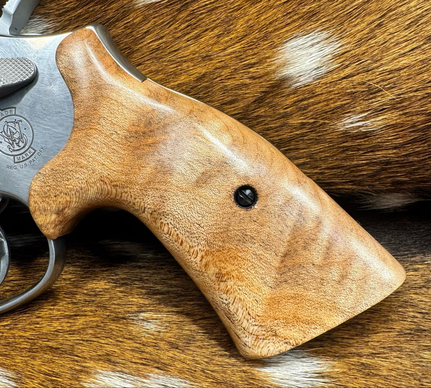 Smith & Wesson High Grade Hand Select Bastogne S&W Bear Hug Grips (K/L ROUND FRAME) Smith & Wesson High Grade Hand Select Bastogne S&W Bear Hug Grips (K/L ROUND FRAME)