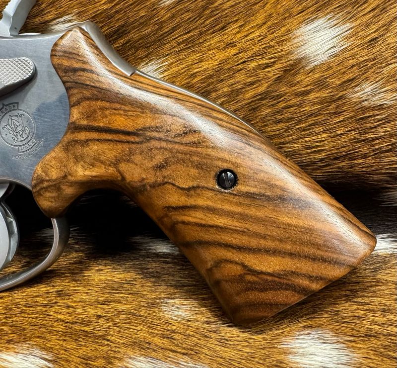 Smith & Wesson High Grade Walnut S&W Bear Hug Grips (K/L ROUND FRAME)