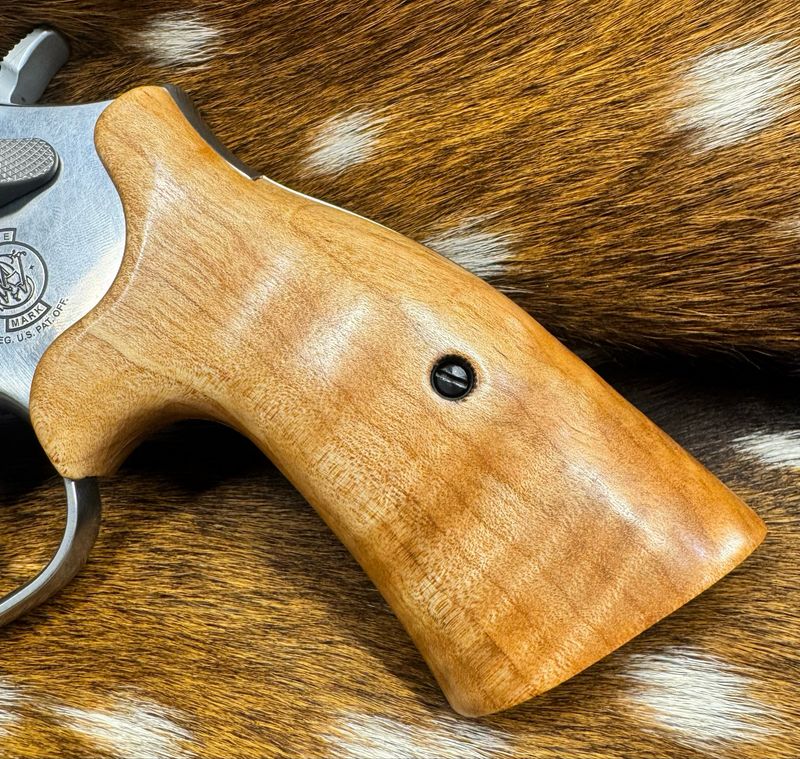 Smith & Wesson High Grade Maple S&W Bear Hug Grips (K/L ROUND FRAME)