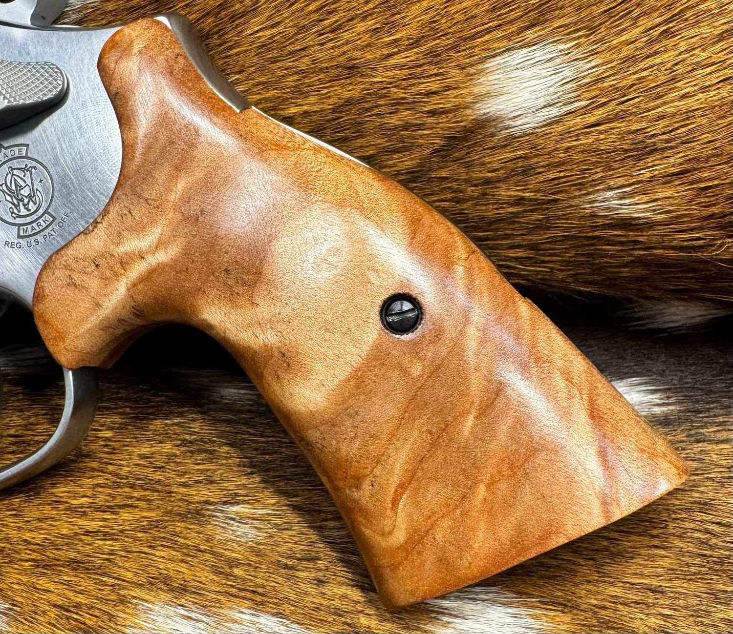 Smith & Wesson High Grade Hand Select Bastogne S&W Bear Hug Grips (K/L ROUND FRAME) Smith & Wesson High Grade Hand Select Bastogne S&W Bear Hug Grips (K/L ROUND FRAME)