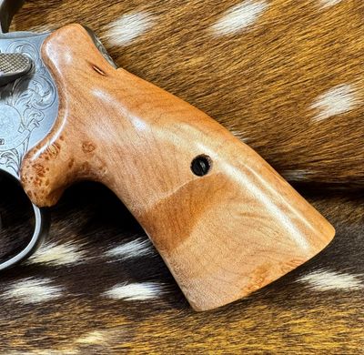 Smith & Wesson High Grade Hand Select Birdseye Maple S&W Bear Hug Grips (ROUND N FRAME) Smith & Wesson High Grade Hand Select Birdseye Maple S&W Bear Hug Grips (ROUND N FRAME)