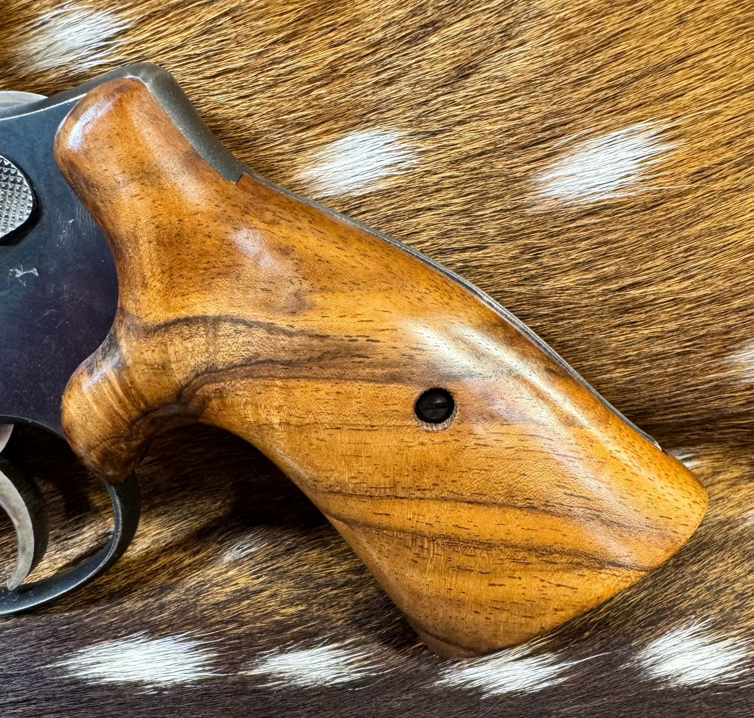 Smith & Wesson High Grade Hand Select Walnut S&W Bear Hug Grips (SQUARE N FRAME)