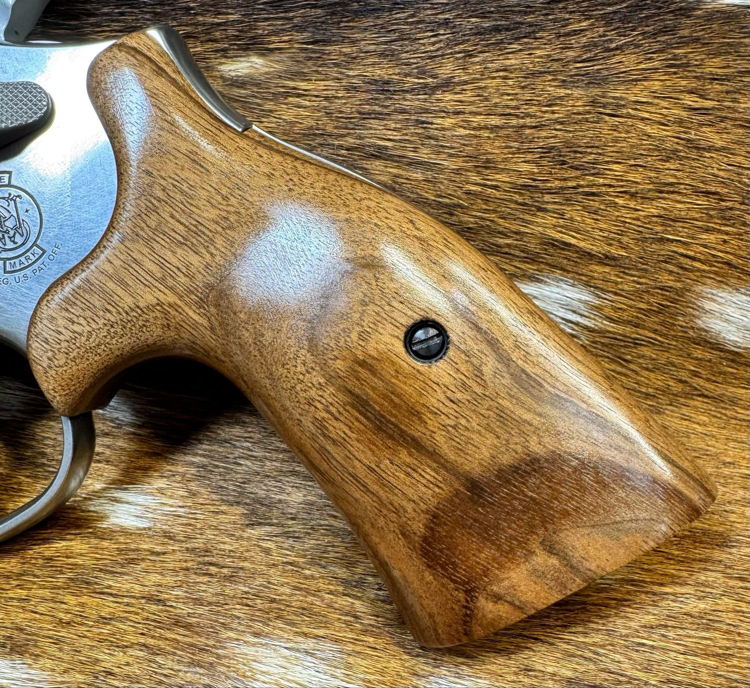 Smith & Wesson High Grade Walnut S&W Bear Hug Grips (K/L ROUND FRAME)