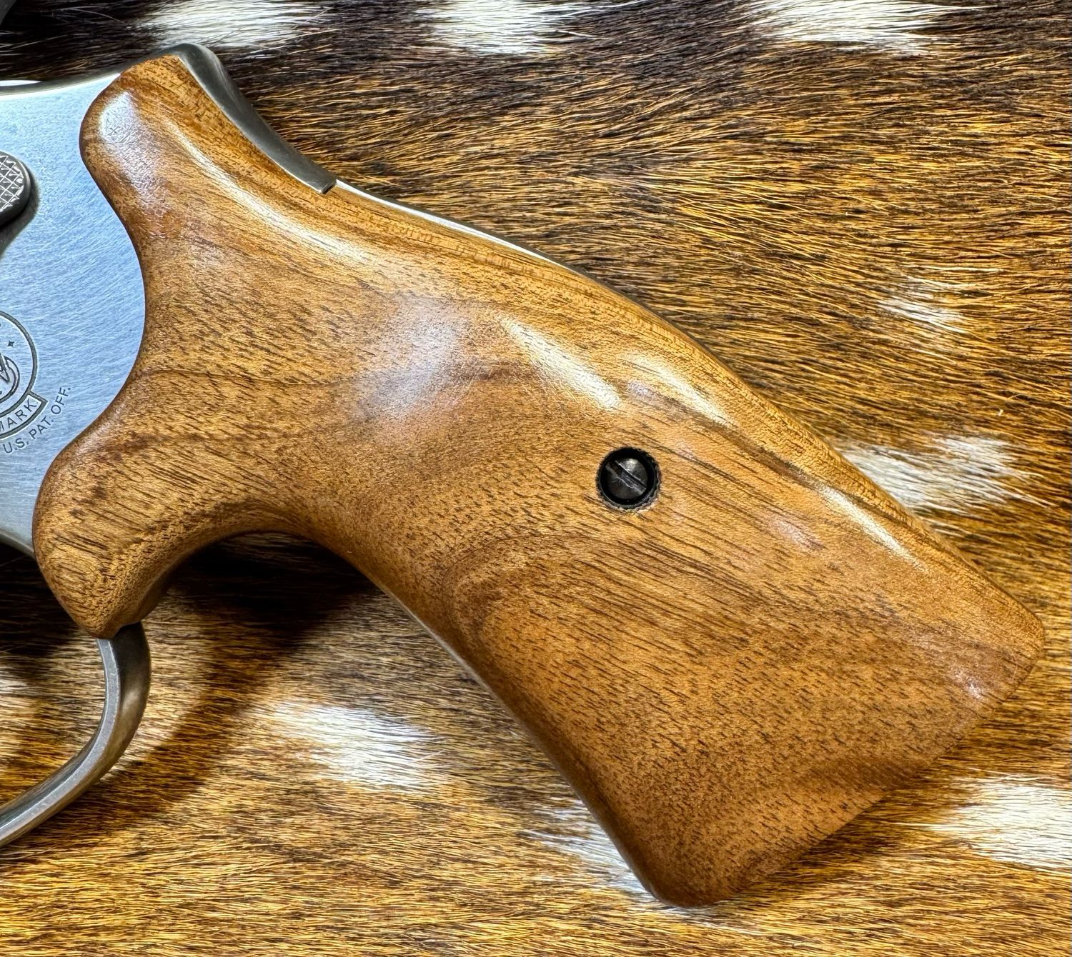 Smith & Wesson High Grade Walnut S&W Bear Hug Grips (K/L ROUND FRAME)