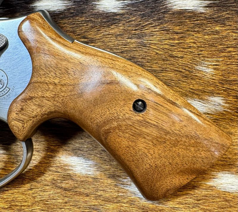 Smith & Wesson High Grade Walnut S&W Bear Hug Grips (K/L ROUND FRAME) Smith & Wesson High Grade Walnut S&W Bear Hug Grips (K/L ROUND FRAME)