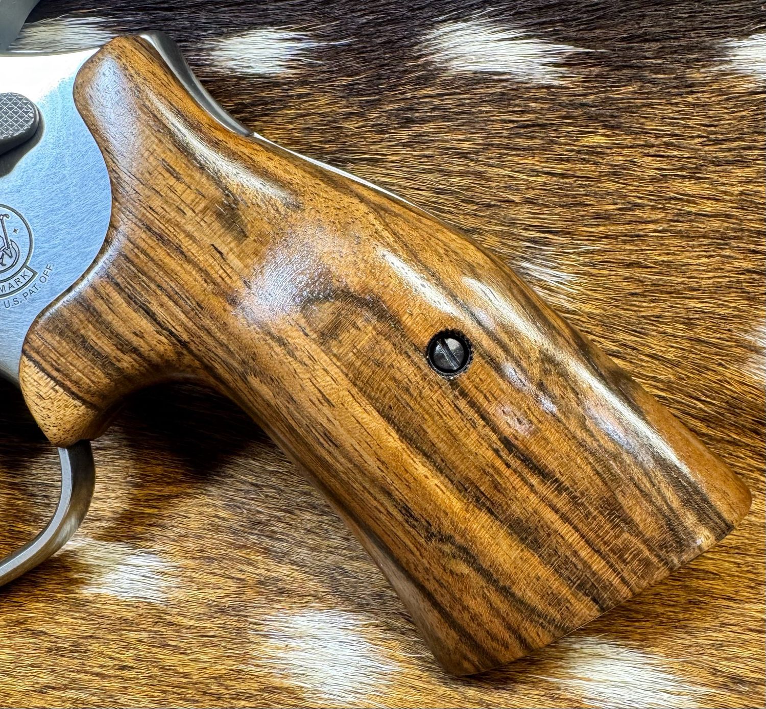 Smith & Wesson High Grade Walnut S&W Bear Hug Grips (K/L ROUND FRAME)