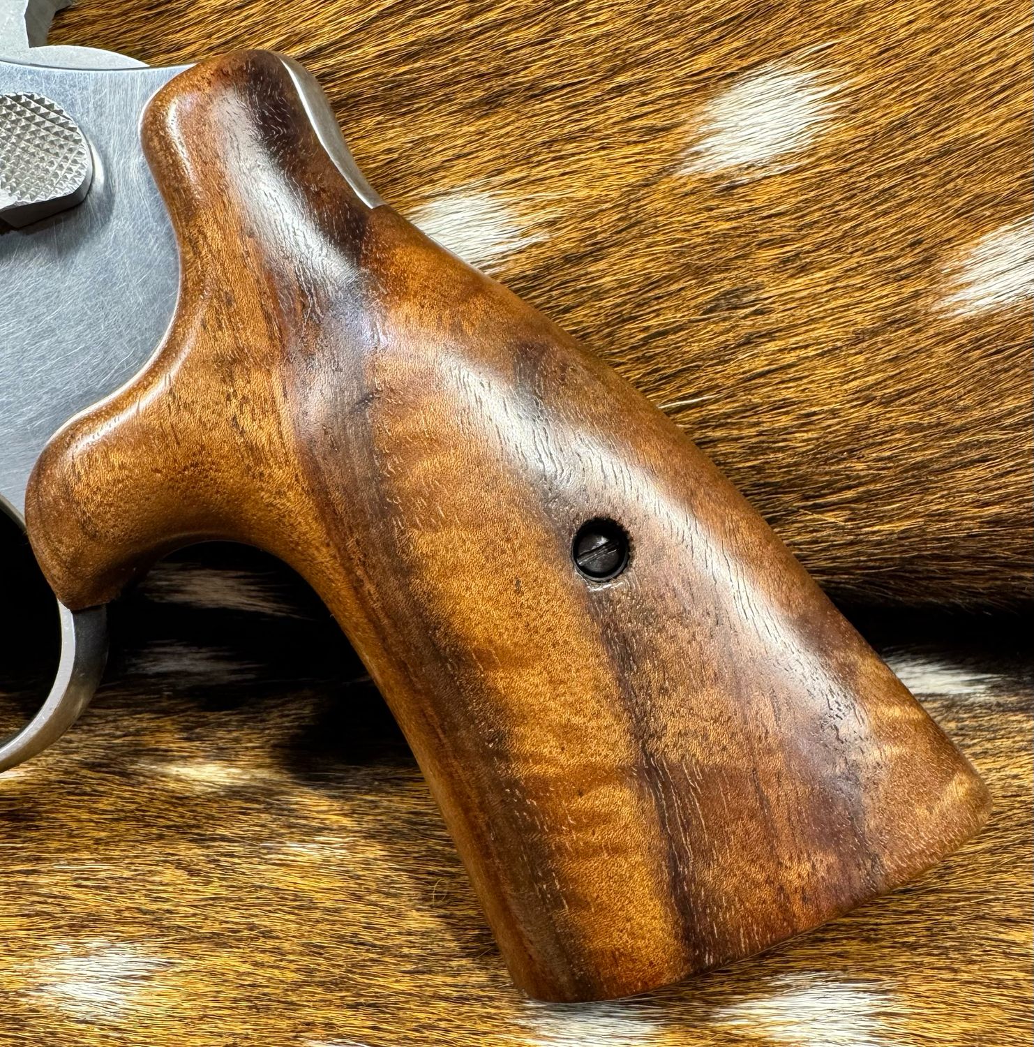Smith & Wesson High Grade Hand Select Walnut S&W Bear Hug Grips (SQUARE N FRAME)