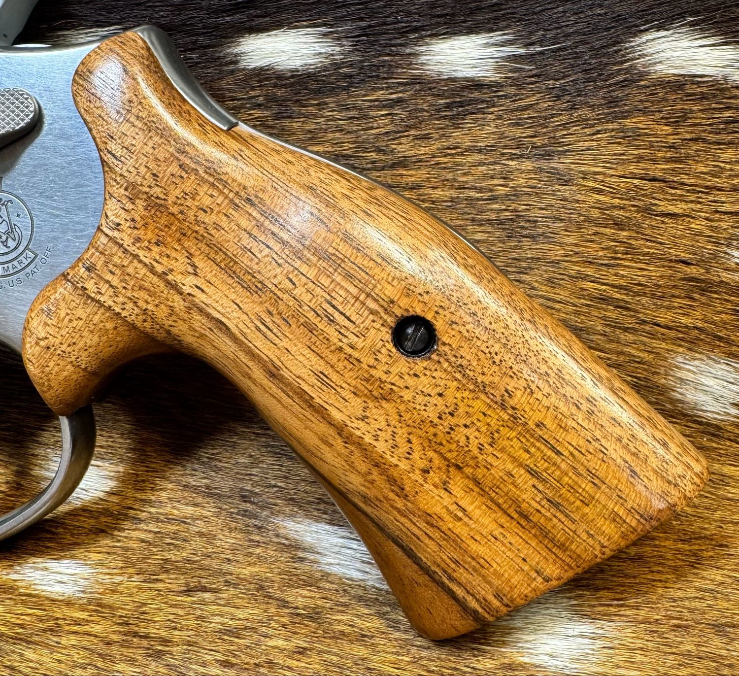 Smith & Wesson High Grade Walnut S&W Bear Hug Grips (K/L ROUND FRAME)