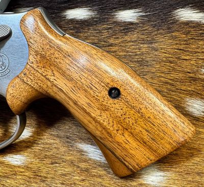 Smith & Wesson High Grade Walnut S&W Bear Hug Grips (K/L ROUND FRAME) Smith & Wesson High Grade Walnut S&W Bear Hug Grips (K/L ROUND FRAME)