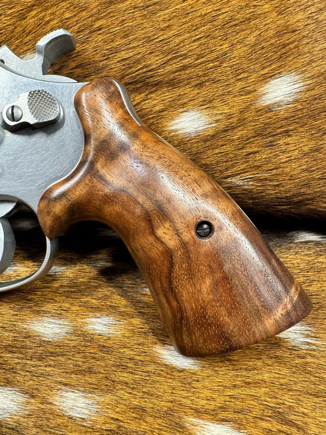 Smith & Wesson High Grade Hand Select Walnut S&W Bear Hug Grips (SQUARE N FRAME)