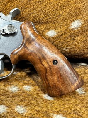 Smith & Wesson High Grade Hand Select Walnut S&W Bear Hug Grips (SQUARE N FRAME)