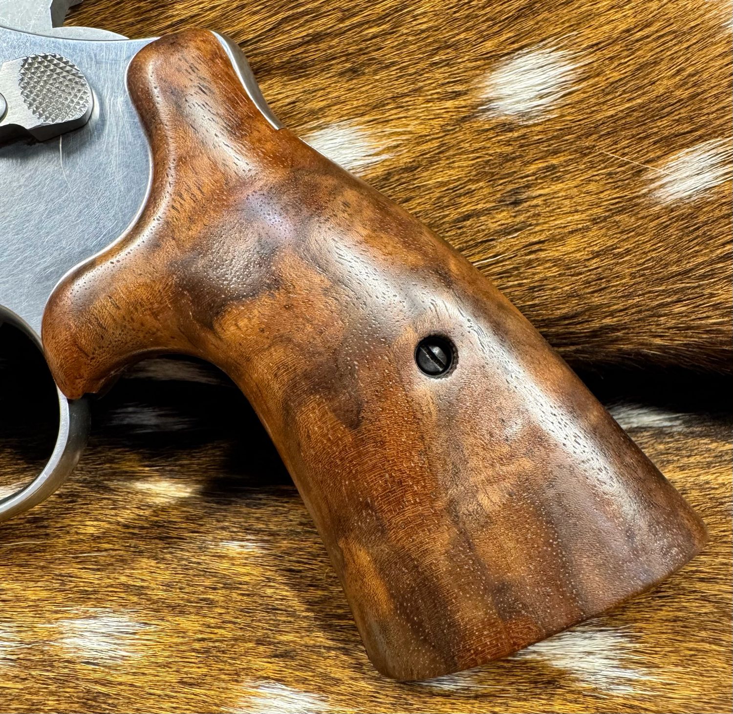 Smith & Wesson High Grade Hand Select Walnut S&W Bear Hug Grips (SQUARE N FRAME)