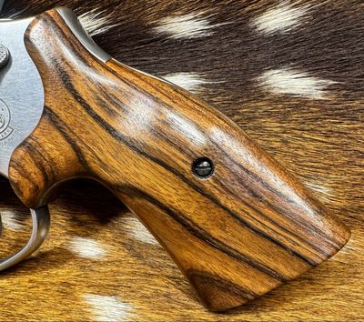 Smith & Wesson High-Grade Hand-Select Walnut S&W Bear Hug Grips (K/L ROUND FRAME) Smith & Wesson High-Grade Hand-Select Walnut S&W Bear Hug Grips (K/L ROUND FRAME)