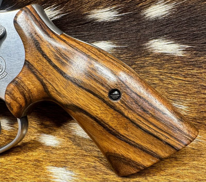 Smith & Wesson High Grade Walnut S&W Bear Hug Grips (K/L ROUND FRAME) Smith & Wesson High Grade Walnut S&W Bear Hug Grips (K/L ROUND FRAME)