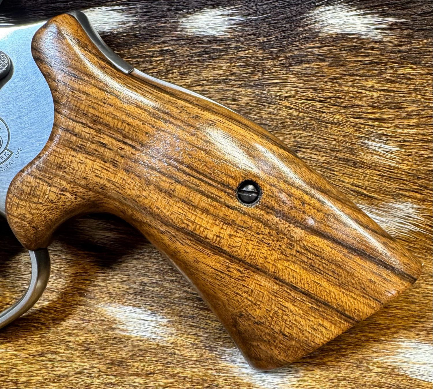 Smith & Wesson High Grade Walnut S&W Bear Hug Grips (K/L ROUND FRAME)