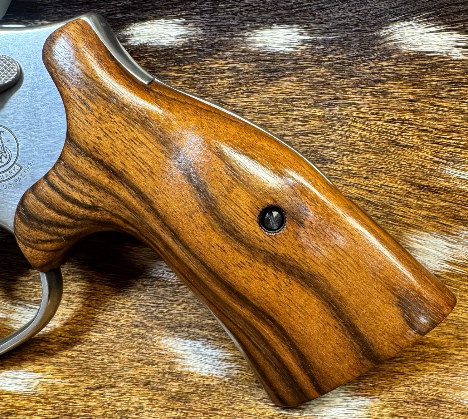 Smith & Wesson High Grade Walnut S&W Bear Hug Grips (K/L ROUND FRAME)