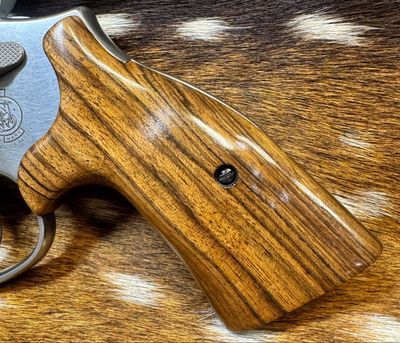 Smith & Wesson High-Grade Hand-Select Walnut S&W Bear Hug Grips (K/L ROUND FRAME) Smith & Wesson High-Grade Hand-Select Walnut S&W Bear Hug Grips (K/L ROUND FRAME)