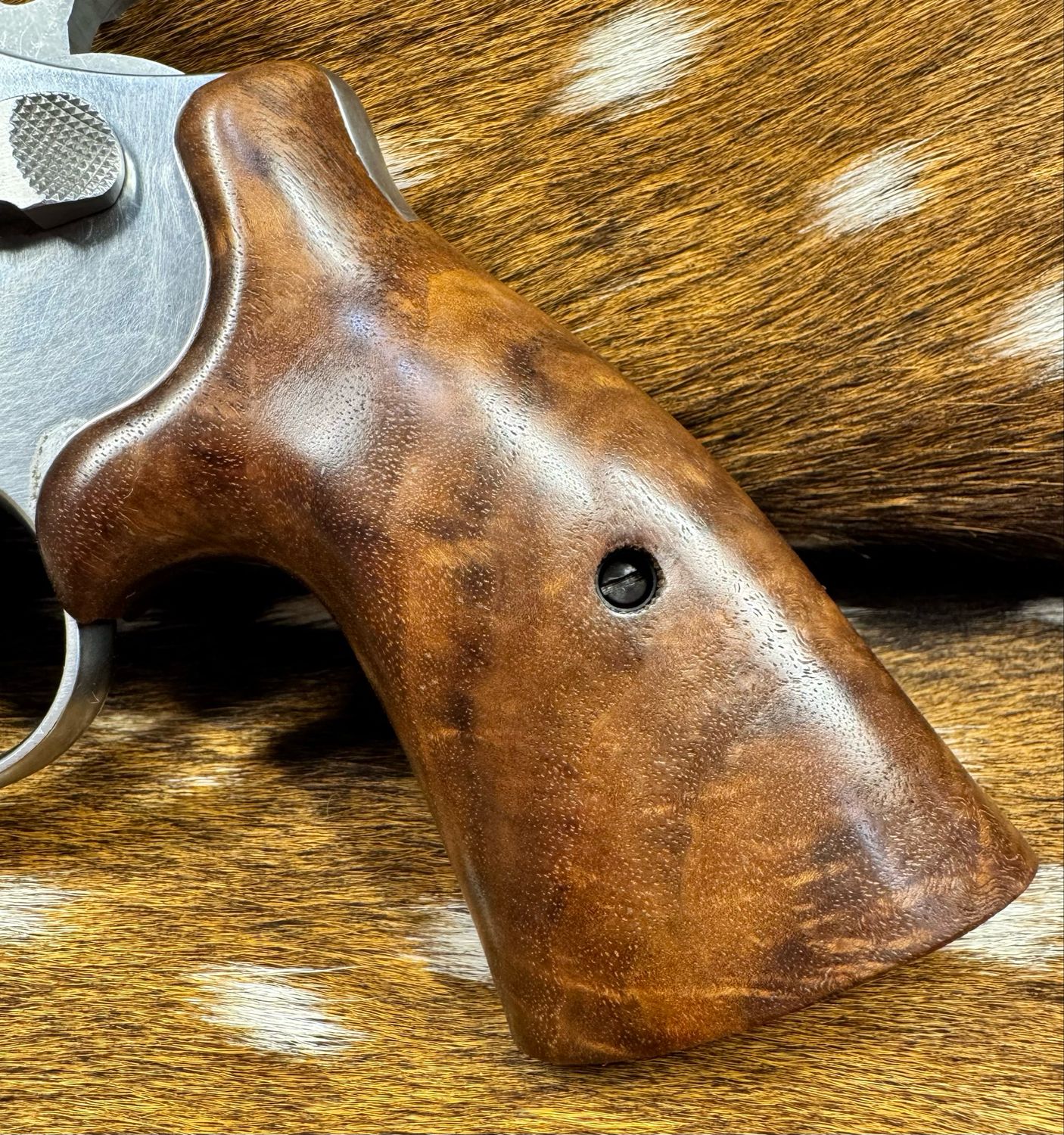 Smith & Wesson High Grade Hand Select Walnut S&W Bear Hug Grips (SQUARE N FRAME)