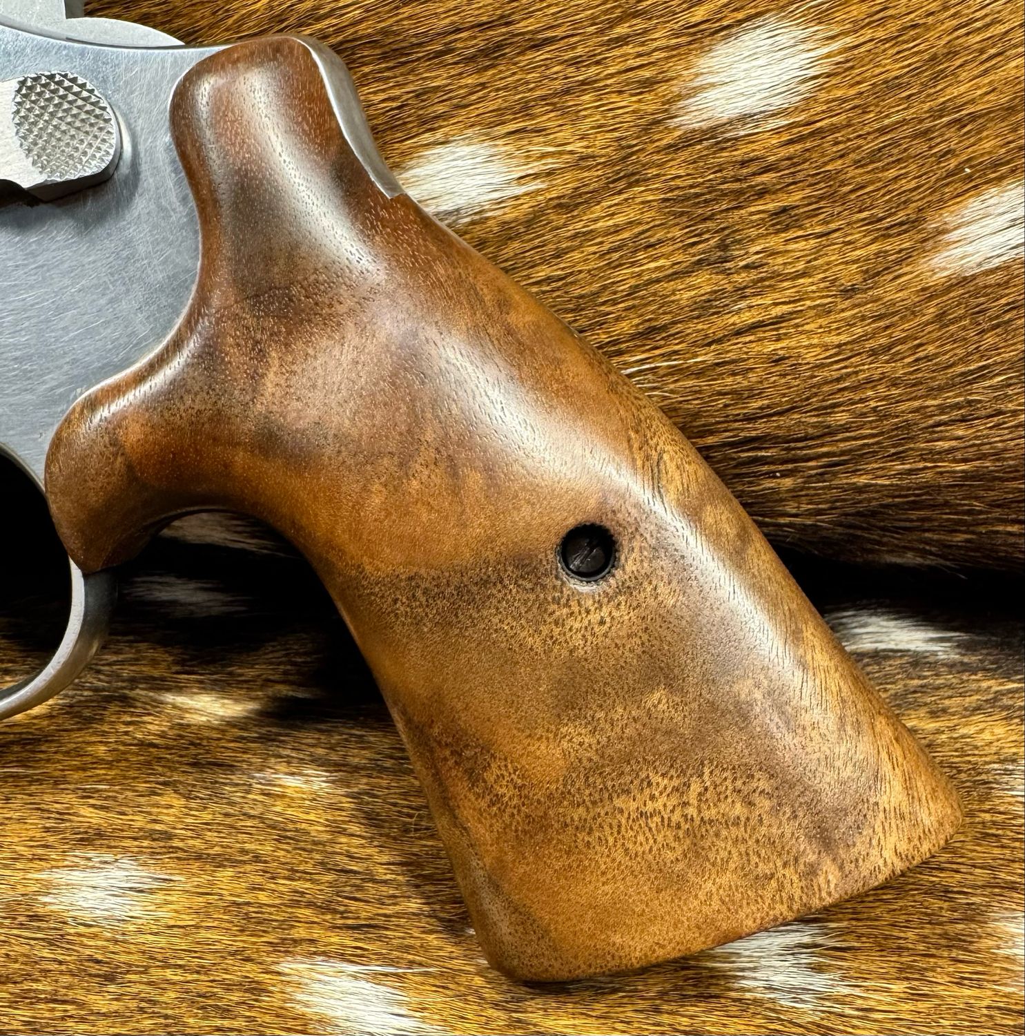 Smith & Wesson High Grade Hand Select Walnut S&W Bear Hug Grips (SQUARE N FRAME)