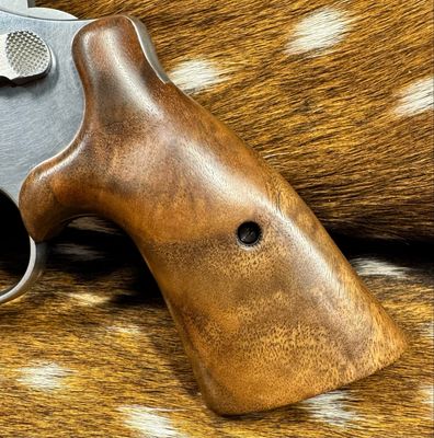 Smith & Wesson High Grade Hand Select Walnut S&W Bear Hug Grips (SQUARE N FRAME)