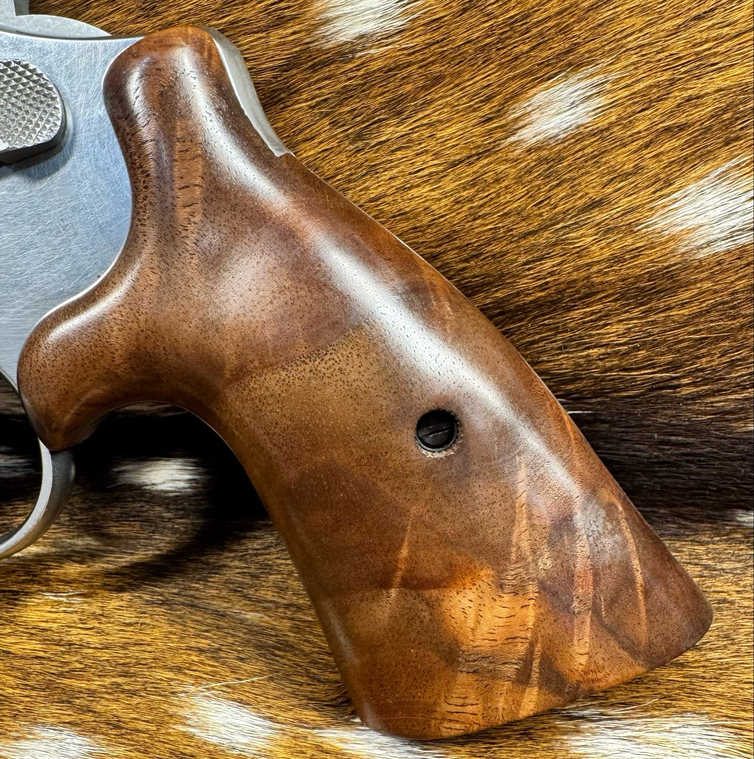 Smith & Wesson High Grade Hand Select Walnut S&W Bear Hug Grips (SQUARE N FRAME)