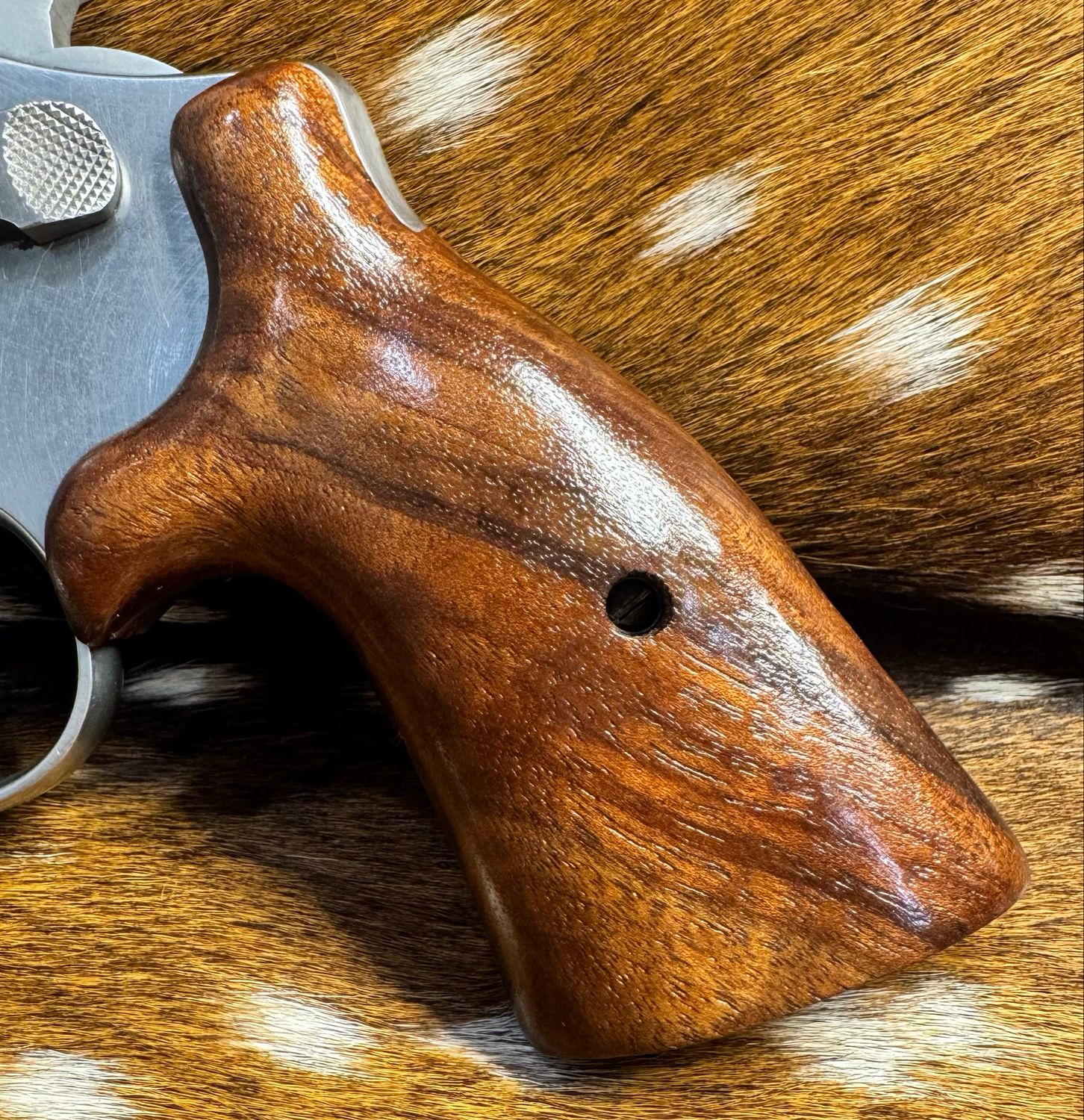 Smith & Wesson High Grade Hand Select Walnut S&W Bear Hug Grips (SQUARE N FRAME)
