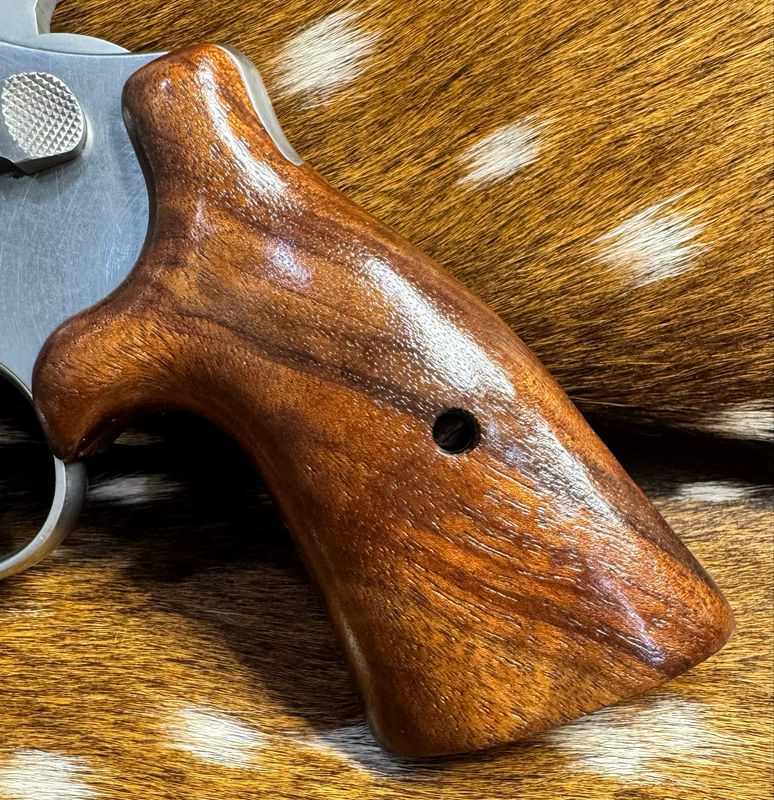 Smith & Wesson High Grade Hand Select Walnut S&W Bear Hug Grips (SQUARE N FRAME)
