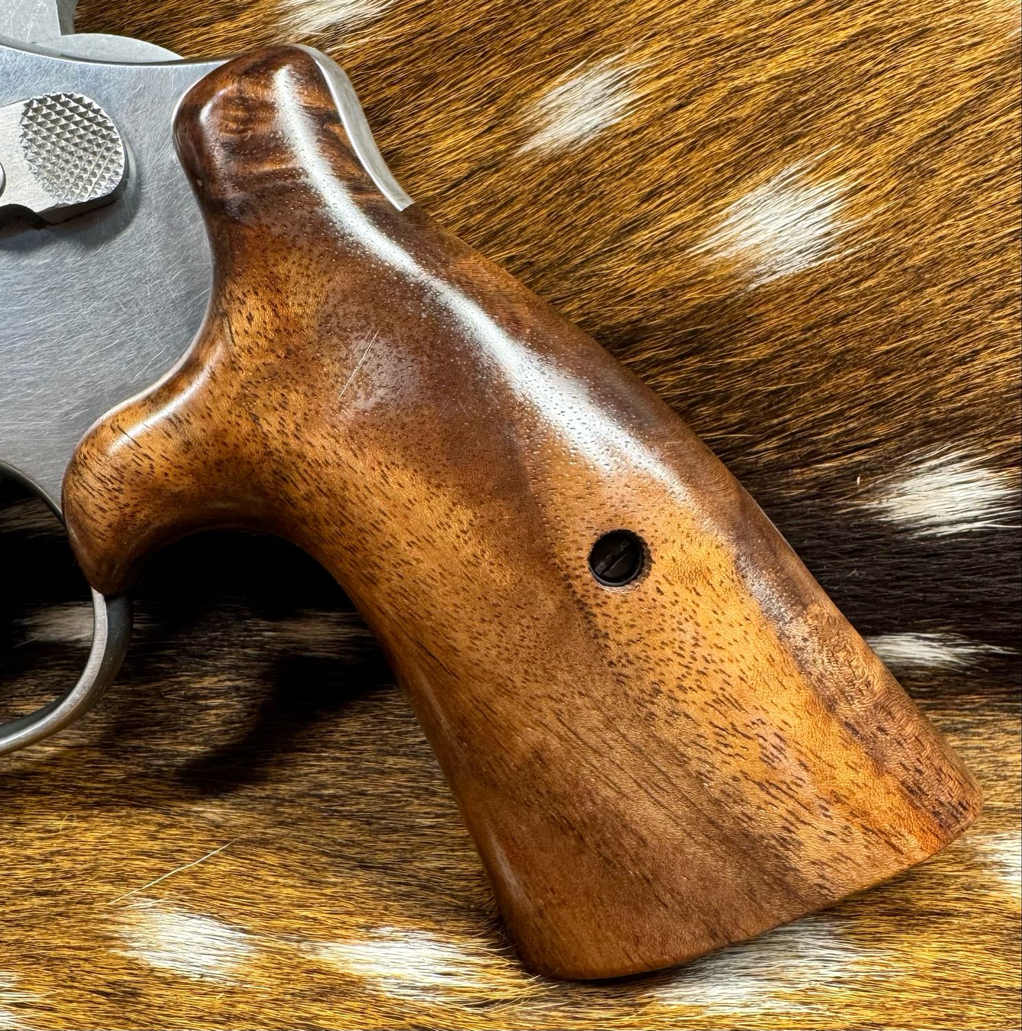 Smith & Wesson High Grade Hand Select Walnut S&W Bear Hug Grips (SQUARE N FRAME)