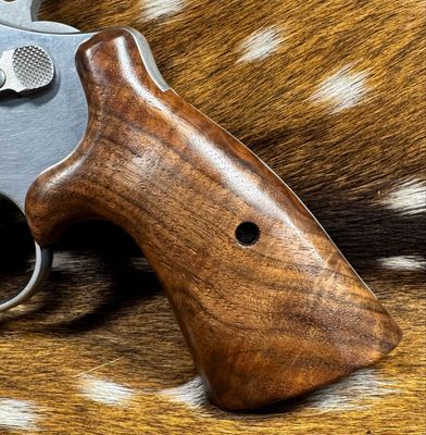 Smith & Wesson High Grade Hand Select Walnut S&W Bear Hug Grips (SQUARE N FRAME) Smith & Wesson High Grade Hand Select Walnut S&W Bear Hug Grips (SQUARE N FRAME)