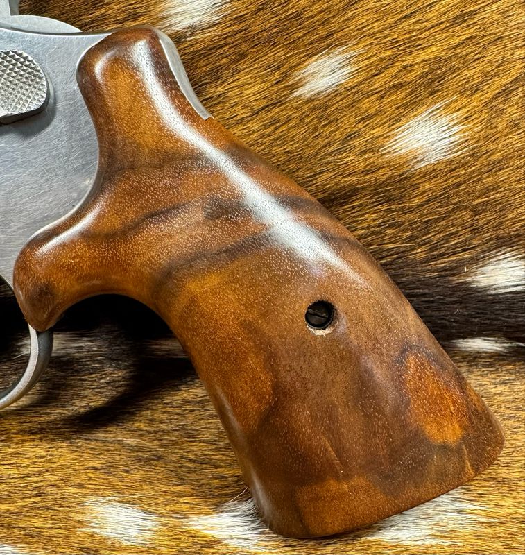 Smith & Wesson High Grade Hand Select Walnut S&W Bear Hug Grips (SQUARE N FRAME)