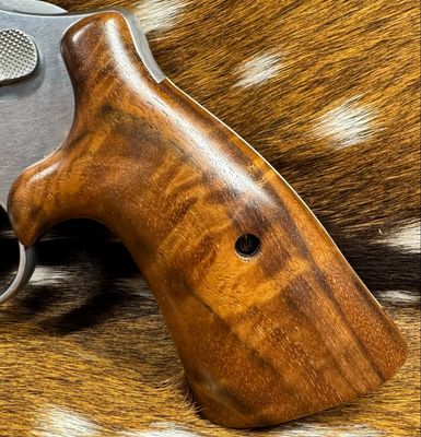 Smith & Wesson High Grade Hand Select Walnut S&W Bear Hug Grips (SQUARE N FRAME)