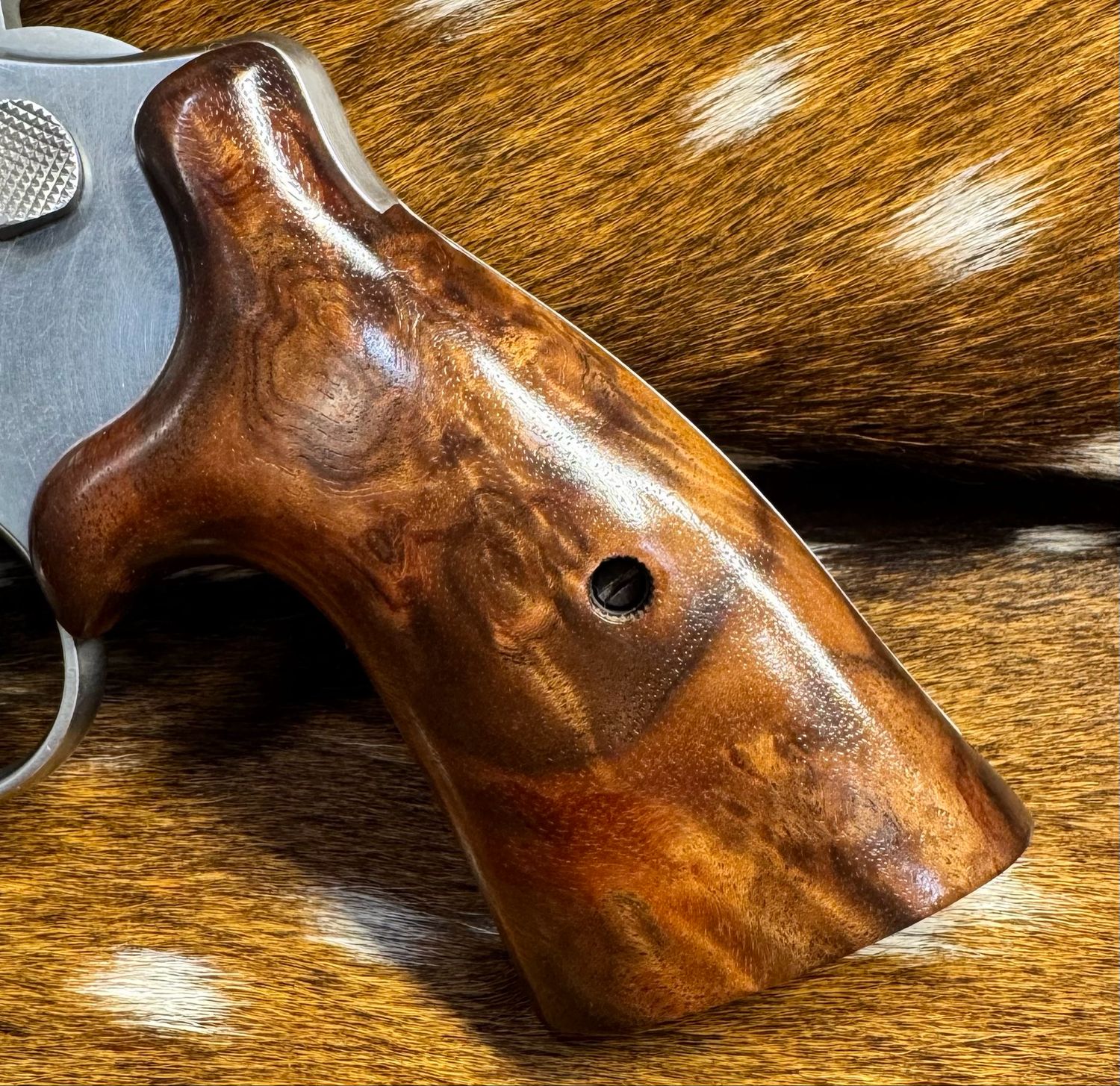 Smith & Wesson High Grade Hand Select Walnut S&W Bear Hug Grips (SQUARE N FRAME)