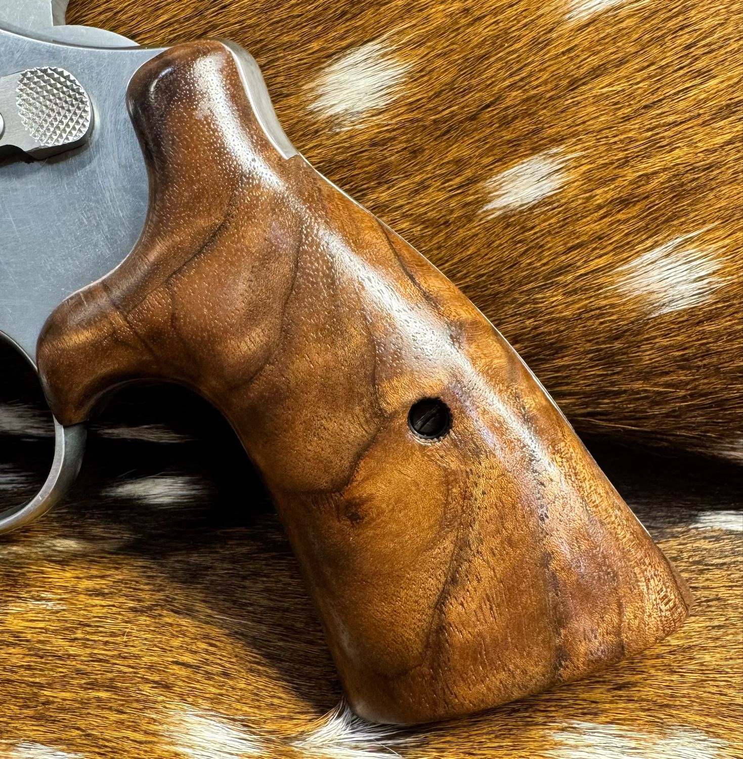 Smith & Wesson High Grade Hand Select Walnut S&W Bear Hug Grips (SQUARE N FRAME)