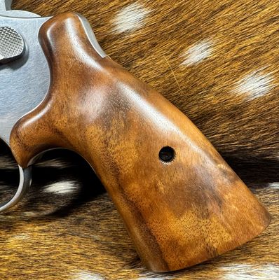 Smith & Wesson High Grade Hand Select Walnut S&W Bear Hug Grips (SQUARE N FRAME) Smith & Wesson High Grade Hand Select Walnut S&W Bear Hug Grips (SQUARE N FRAME)