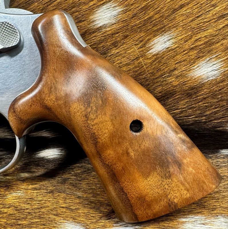 Smith & Wesson High Grade Hand Select Walnut S&W Bear Hug Grips (SQUARE N FRAME)