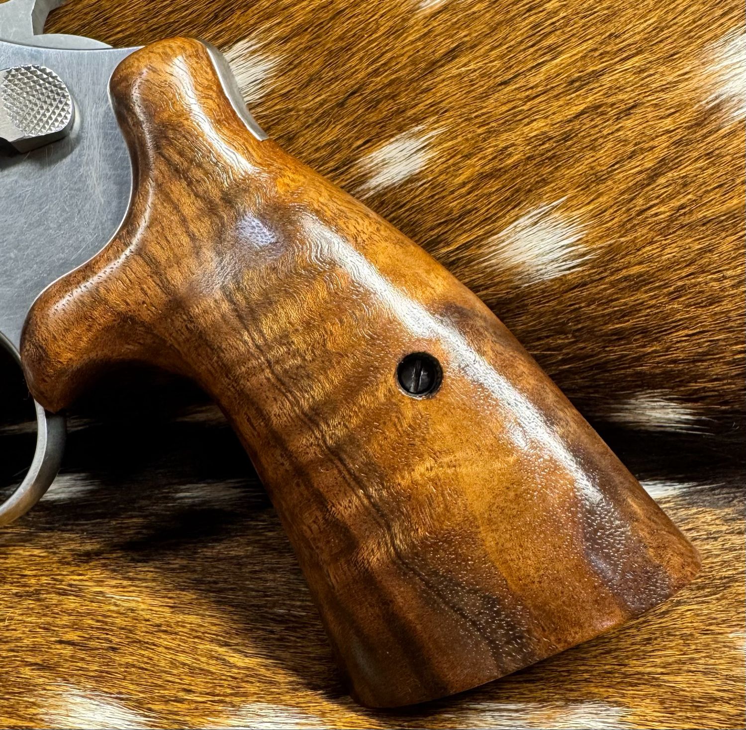 Smith & Wesson High Grade Hand Select Walnut S&W Bear Hug Grips (SQUARE N FRAME)