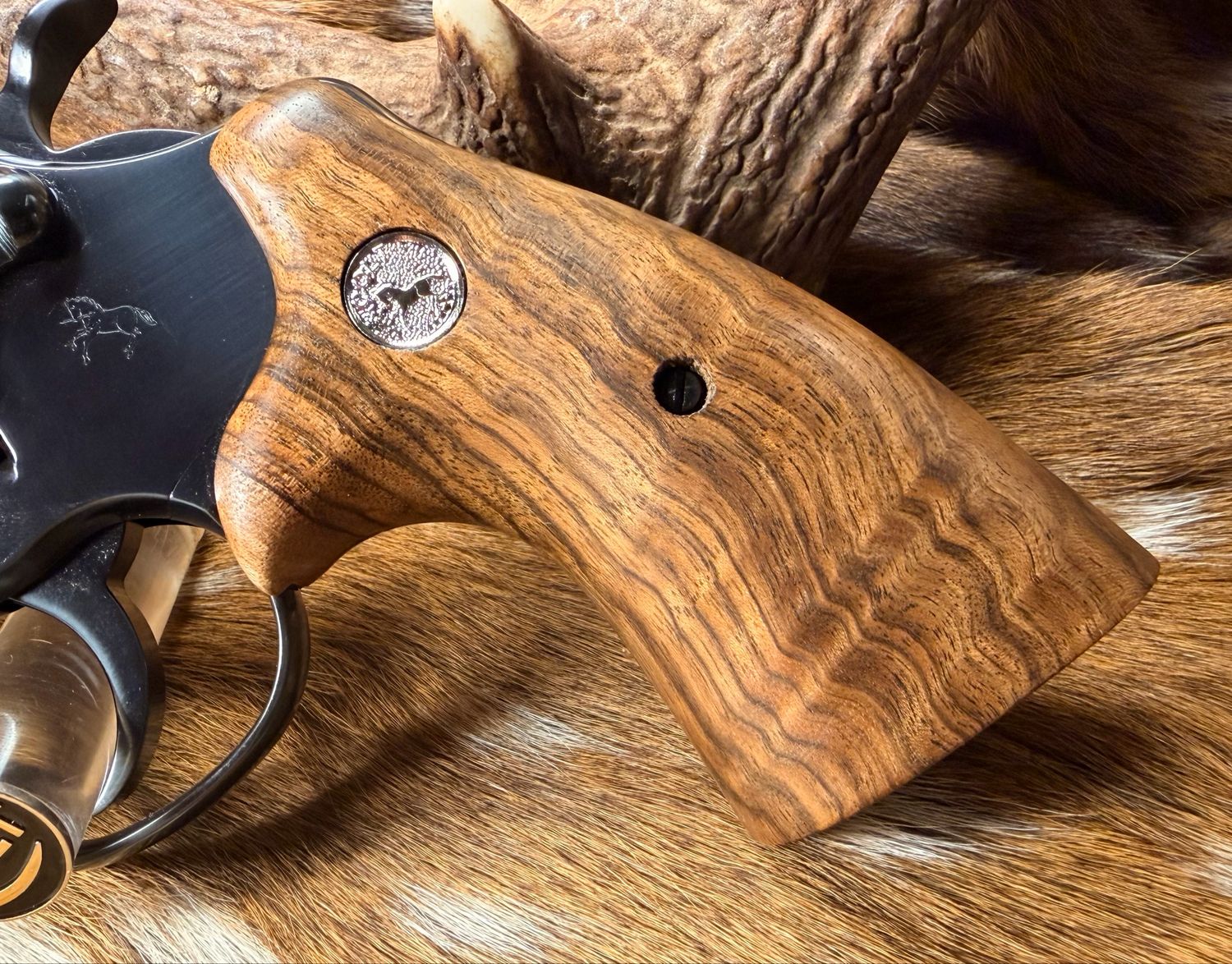 TGW Colt Python Bear Hug Grips - High-Grade Hand-Select Walnut Grips with Medallions TGW Colt Python Bear Hug Grips - High-Grade Hand-Select Walnut Grips with Medallions