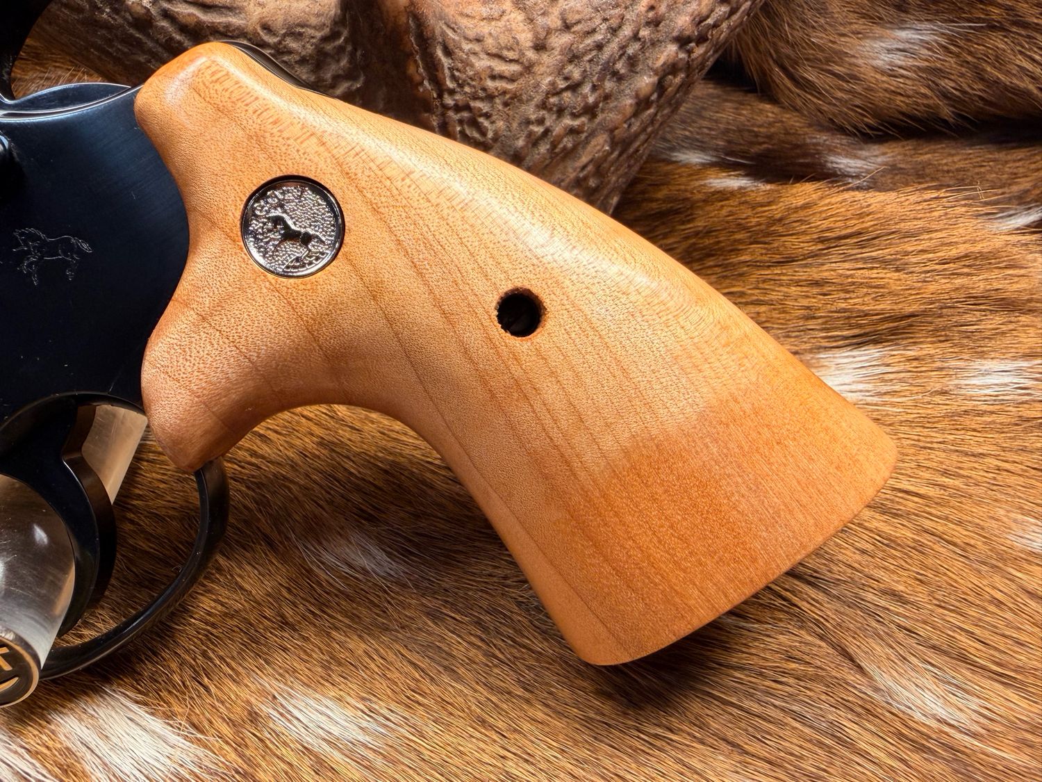 ​TGW Colt Python Bear Hug Grips - High-Grade Hand-Select Maple Grips with Medallions