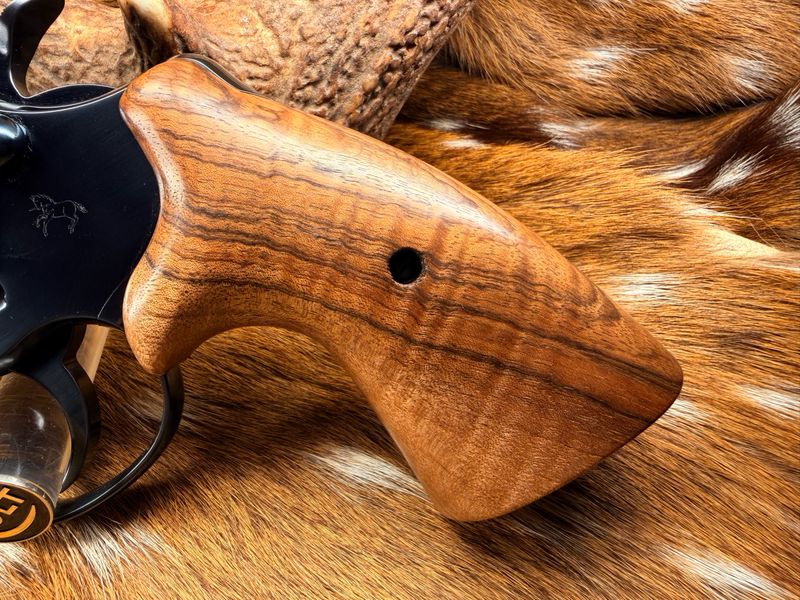​TGW Colt Python Bear Hug Grips - High-Grade Hand-Select Walnut Grips