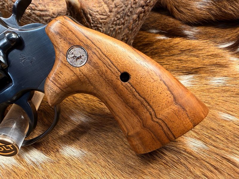 ​TGW Colt Python Bear Hug Grips - High-Grade Hand-Select Walnut Grips with Medallions