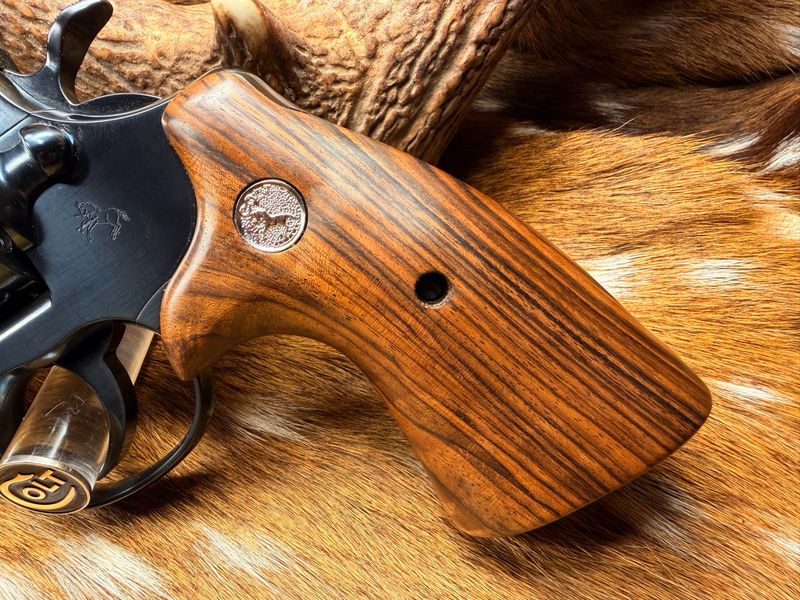 ​TGW Colt Python Bear Hug Grips - High-Grade Hand-Select Walnut Grips with Medallions