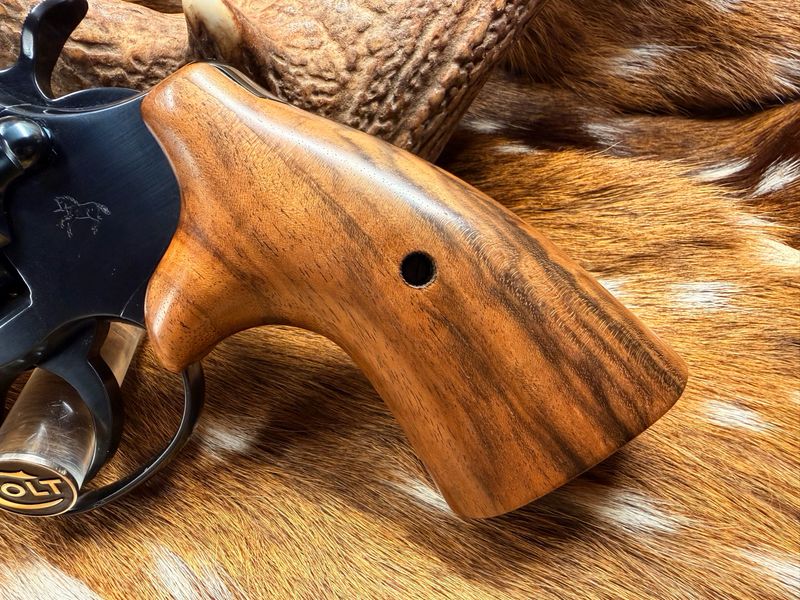 ​TGW Colt Python Bear Hug Grips - High-Grade Hand-Select Walnut Grips