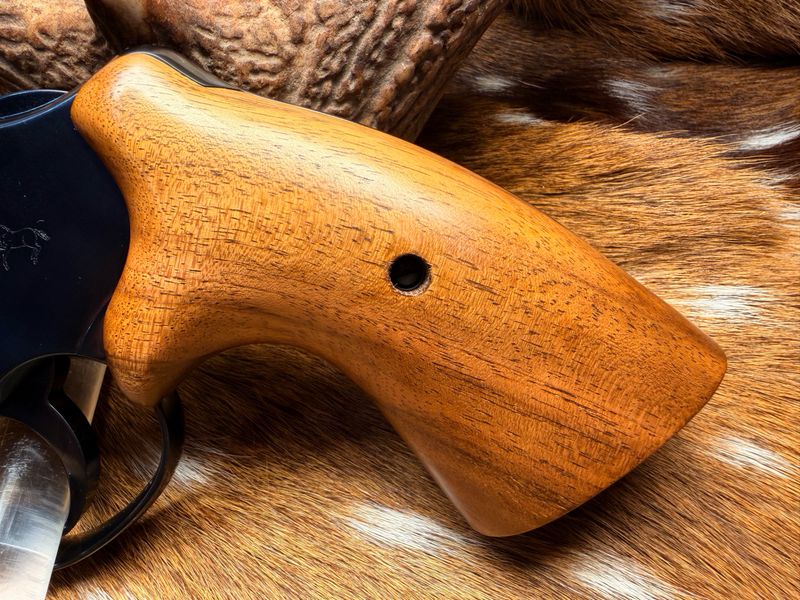 TGW Colt Python Bear Hug Grips - High-Grade Hand-Select Walnut Grips TGW Colt Python Bear Hug Grips - High-Grade Hand-Select Walnut Grips