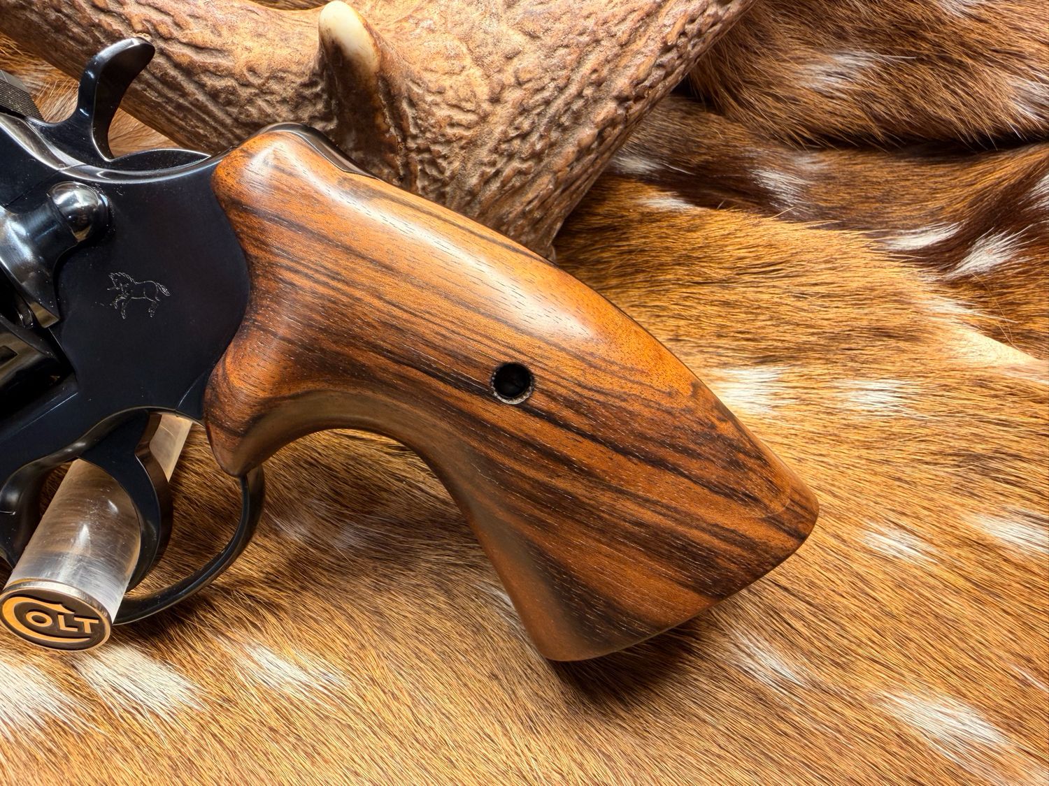 TGW Colt Python Bear Hug Grips - High-Grade Hand-Select Walnut Grips TGW Colt Python Bear Hug Grips - High-Grade Hand-Select Walnut Grips