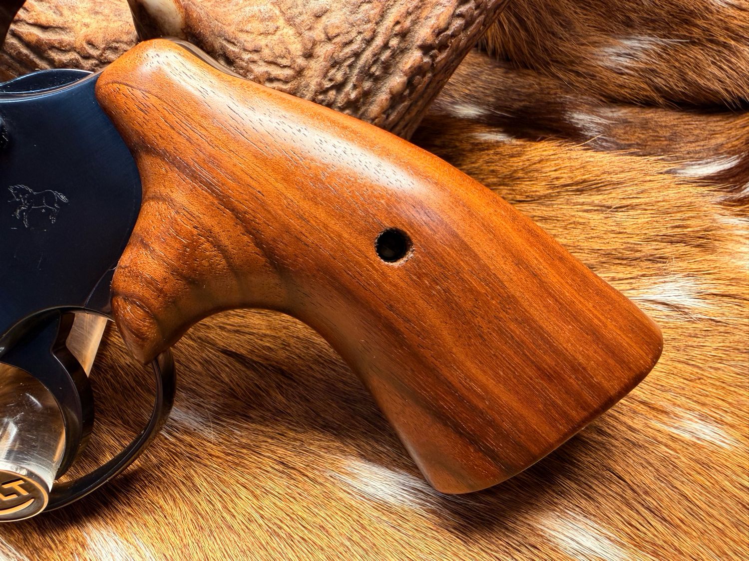 TGW Colt Python Bear Hug Grips - High-Grade Hand-Select Walnut Grips TGW Colt Python Bear Hug Grips - High-Grade Hand-Select Walnut Grips