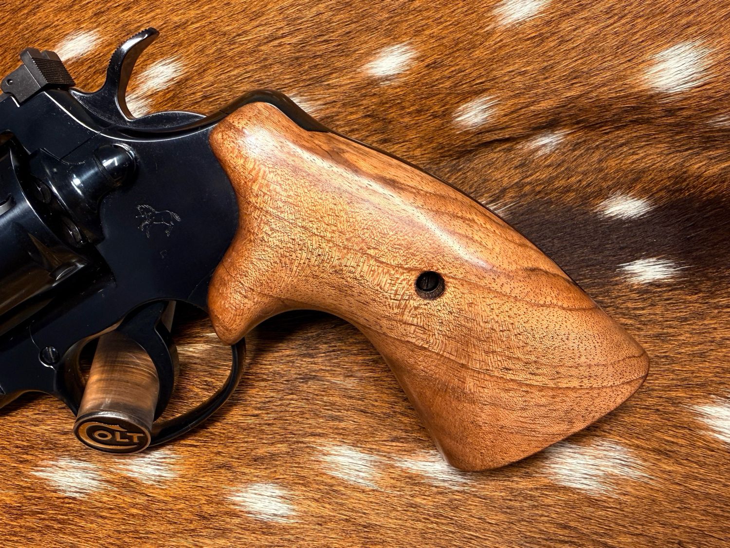 TGW Colt Python Bear Hug Grips - High-Grade Hand-Select Walnut Grips TGW Colt Python Bear Hug Grips - High-Grade Hand-Select Walnut Grips